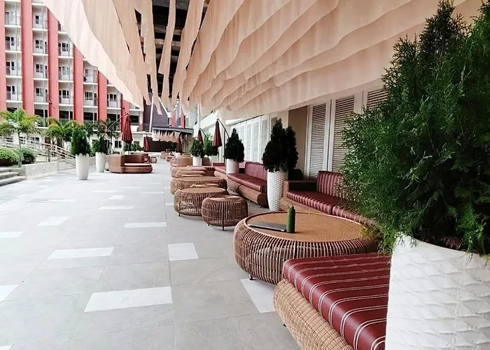 Dagos Primeworld With Balcony And Pool View Aparthotel