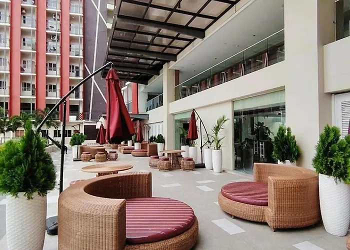 Dagos Primeworld With Balcony And Pool View Aparthotel